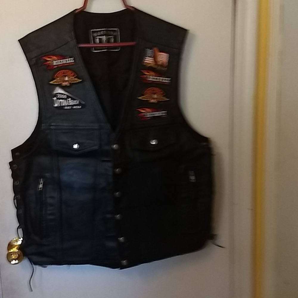 Black leather motorcycle vest w patches XXL